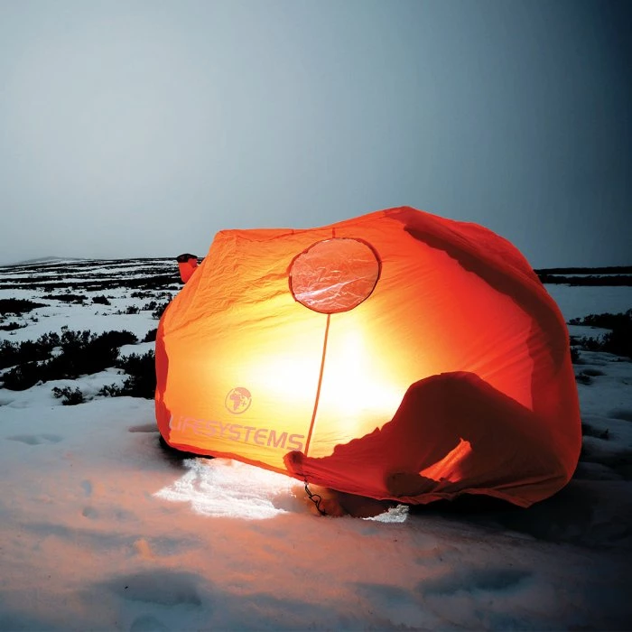 namiot-awaryjny-981dsu.webp Namiot awaryjny LIFESYSTEMS Survival Shelter 4 HiMountain Sprzęt turystyczny i odzież outdoor | Sklep turystyczny online - obrazek 1