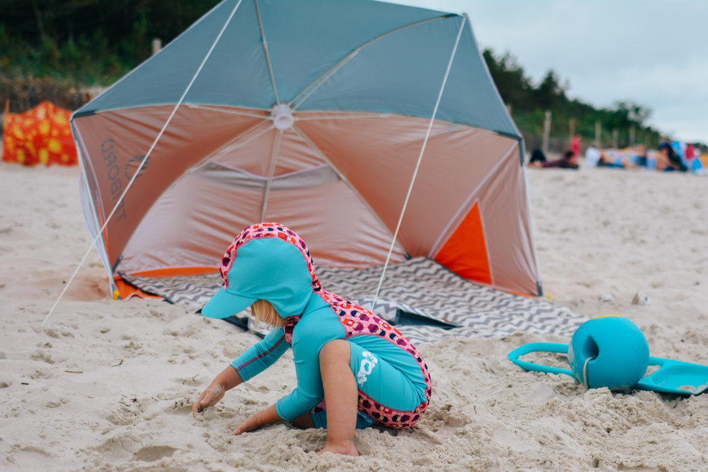 namiot-dla-dziecka-na-plaze-171paj-1.jpg Poradnik Wakacyjny: Plażowy niezbędnik Mamy Gadżety - obrazek 1