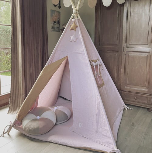 tipi-namiot-dla-dziewczynki-952cqn-1.jpg Namiot tipi dla dzieci z matą podłogową z różowego muślinu w złote kropki - obrazek 1